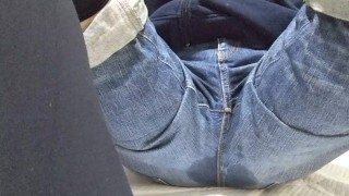 ジーンズを履いが電マで遊んでいたらおしっこを漏らしてしまった