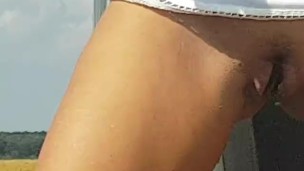 Hot blonde she stopped her car and pee like a boy