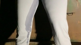 Babe drenches her yoga pants behind dumpster