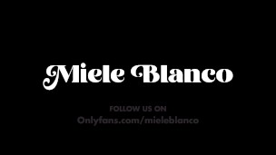 Fingering my hot blonde pussy until I cum and piss – Outdoor Amateur Miele Blanco