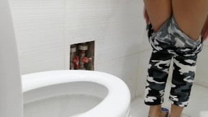 Venezuelan films herself while peeing.